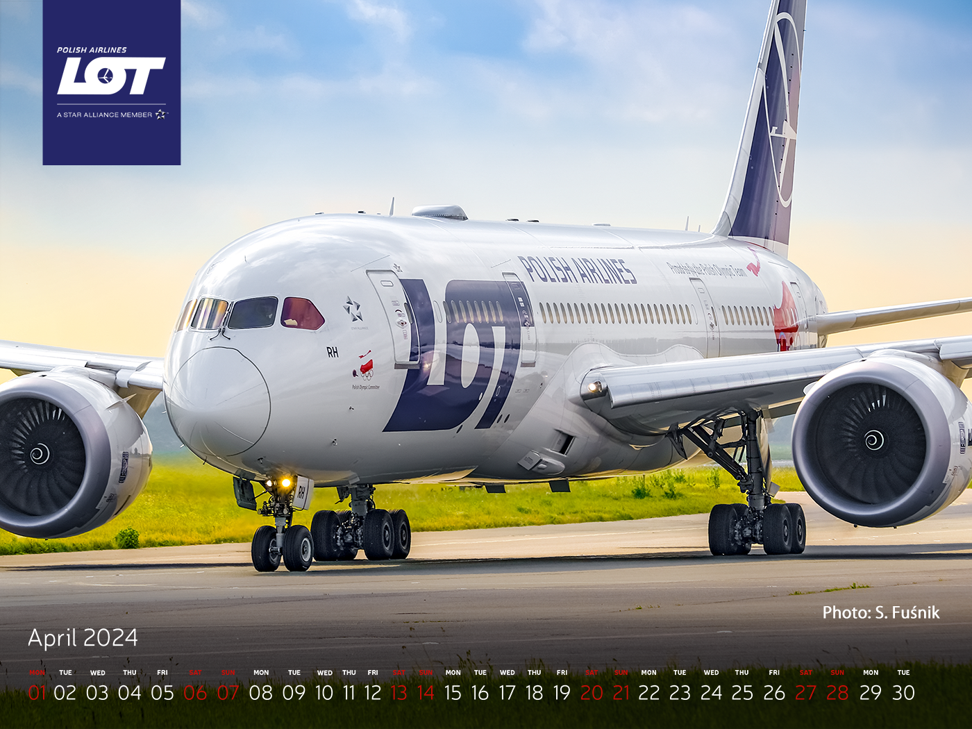 Boeing 787 taxiing at Warsaw Chopin Airport